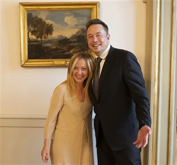 Buaileann Musk le Príomh-Aire na hIodáile