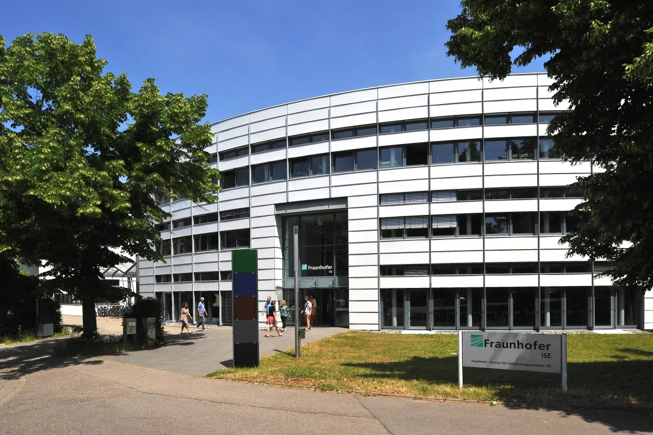 Táirgeann Fraunhofer ISE Cell Gréine Il-Acomhal le hÉifeachtúlacht 36.1%.