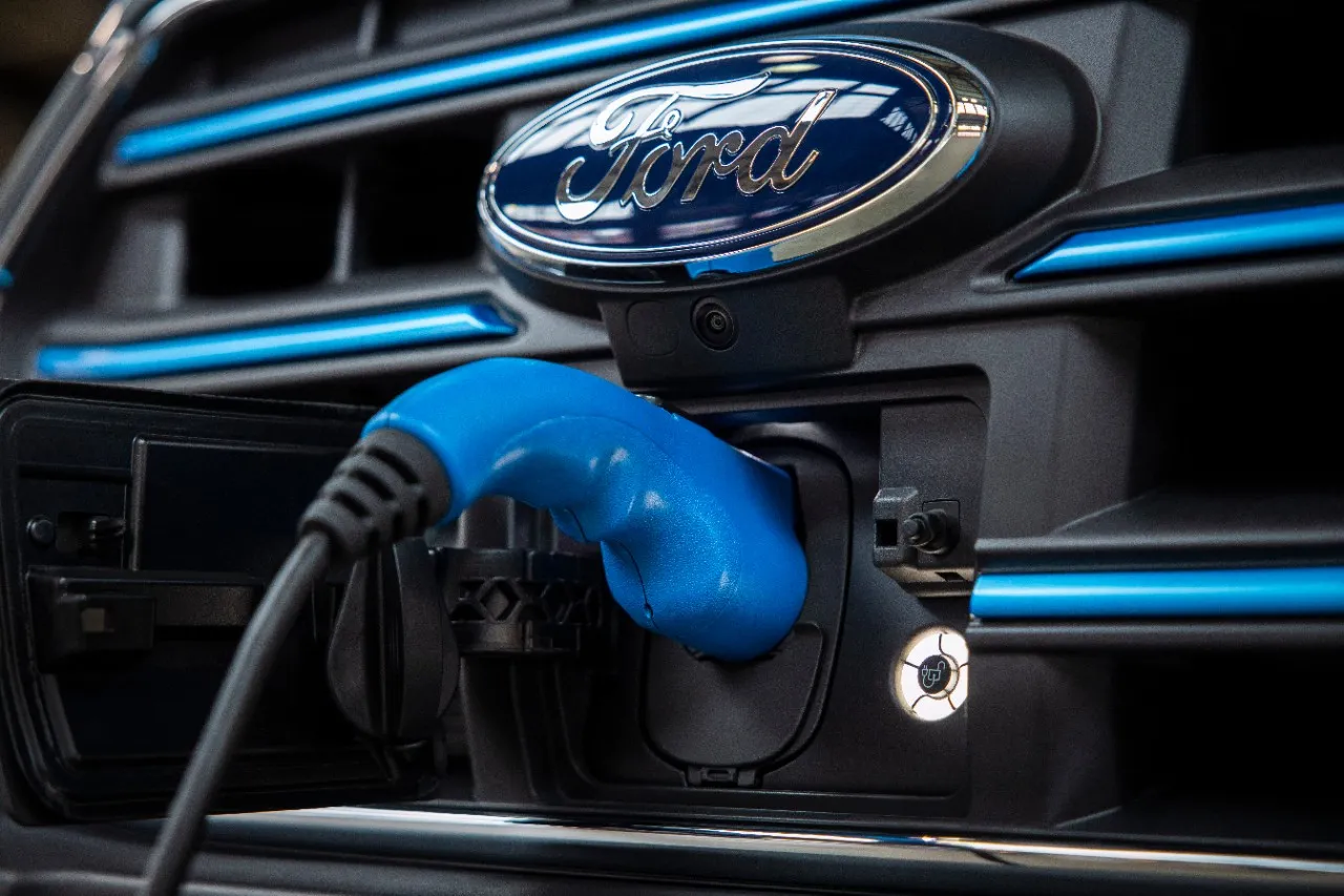 Ford Le Comhpháirtíocht a dhéanamh le Xcel Energy chun Líonra Muirir a Thógáil