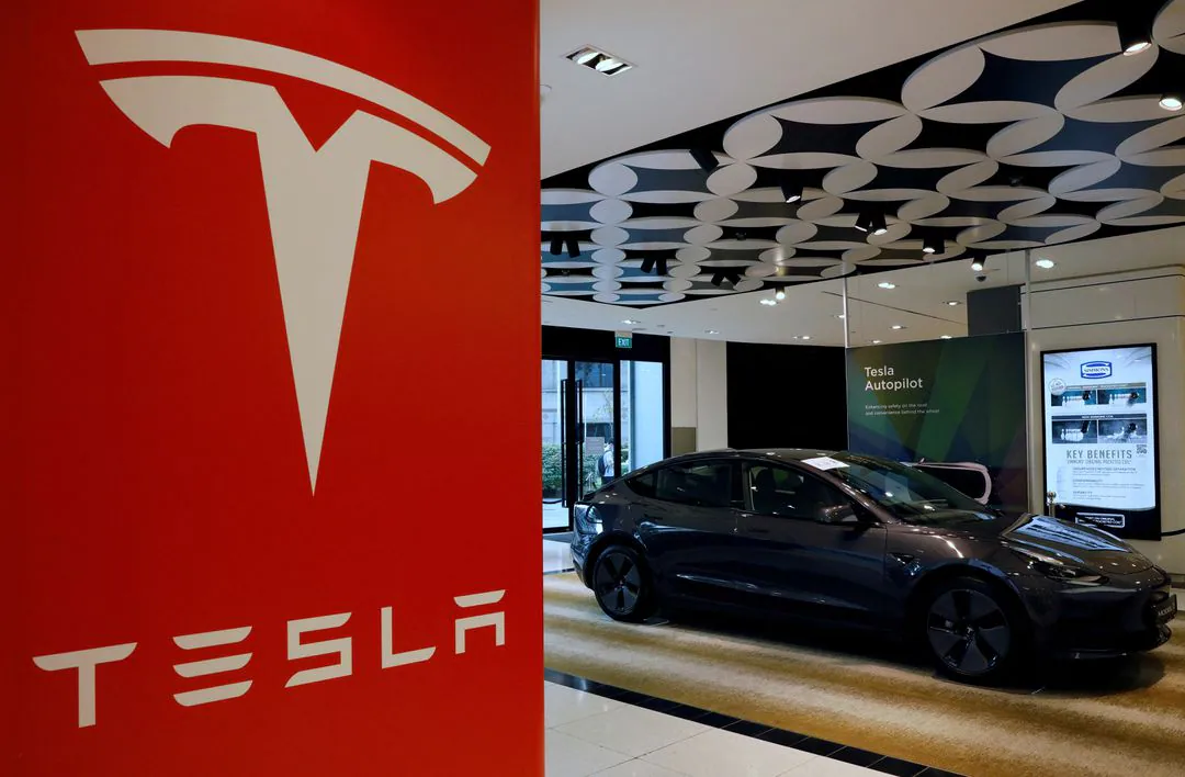 Cailleann Tesla culaith dlí sa Réigiún Nordach! Ní féidir le hÚinéirí Plátaí ...