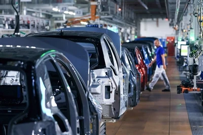 Éilíonn an tAontas Tionscail is Mó sa Ghearmáin Ardú Pá 7% Do Volkswagen