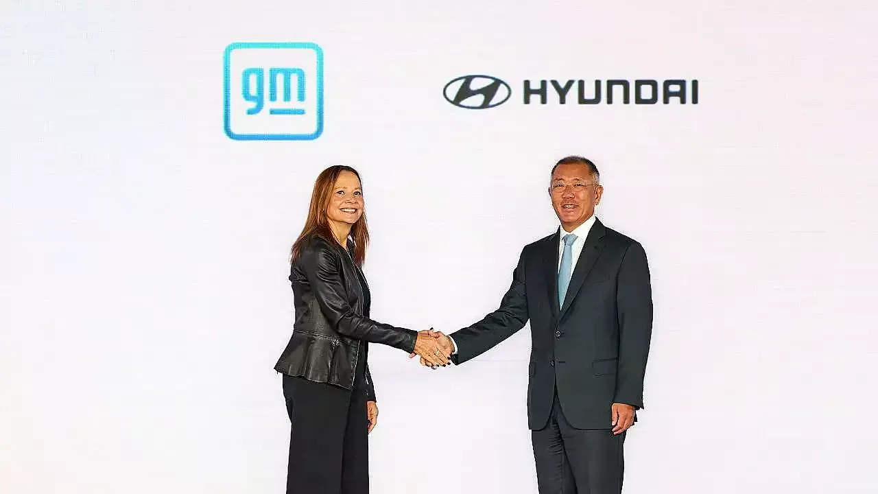 Mótair Ghinearálta Agus Hyundai i gCainteanna um Chomhfhorbairt Feithiclí